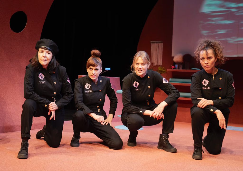Sad Mavry, alle Schauspielerinnen in der Hocke auf der Bühne